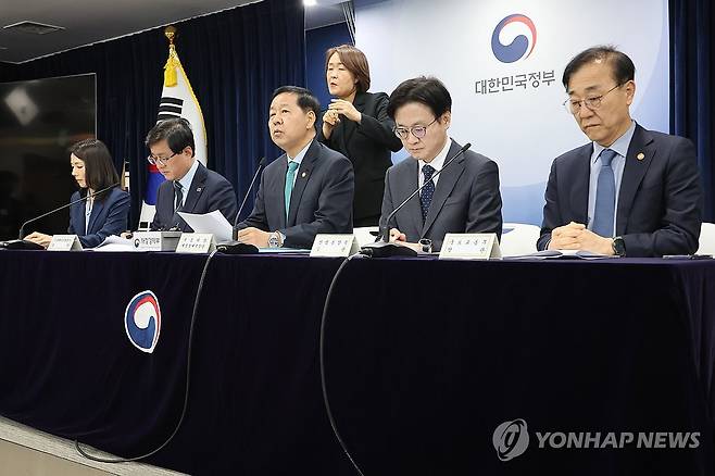 비상경제 점검회의 관련 관계부처 합동브리핑 (서울=연합뉴스) 이정훈 기자 = 구윤철 부총리 겸 재정경제부 장관이 26일 서울 종로구 정부서울청사에서 열린 비상경제 점검회의 관련 관계부처 합동브리핑에서 중동 전쟁에 따른 비상경제 대응방안을 발표하고 있다.
왼쪽부터 김진아 외교부 2차관, 김성환 기후에너지환경부 장관, 구윤철 부총리, 김정관 산업통상부 장관, 김윤덕 국토교통부 장관. 2026.3.26 uwg806@yna.co.kr