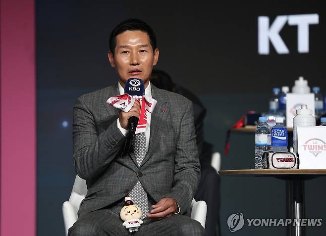 출사표 밝히는 LG 염경엽 감독 (서울=연합뉴스) 윤동진 기자 = LG 염경엽 감독이 26일 서울 롯데호텔 월드에서 열린 2026 신한 SOL KBO 리그 미디어데이에서 출사표를 밝히고 있다. 2026.3.26 mon@yna.co.kr