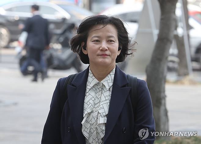 서울행정법원 들어서는 정유미 (서울=연합뉴스) 박동주 기자 = 법무부 인사에서 고검 검사급 보직으로 사실상 강등된 정유미 검사장(대전고검 검사)이 26일 서울 서초구 서울행정법원에서 열린 인사명령처분취소 1심 변론기일에 출석하고 있다. 2026.3.26 pdj6635@yna.co.kr