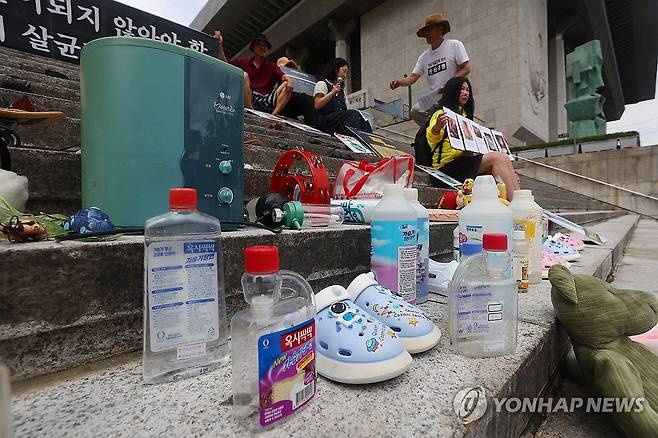 가습기살균제 참사 피해자 유품 전시 (서울=연합뉴스) 서대연 기자 = 28일 서울 종로구 세종문화회관 계단에서 열린 가습기살균제 참사 14주년 기자회견에서 태아, 영유아, 어린이 피해 추모를 위한 유품들과 가습기 살균제 등이 전시돼 있다. 2025.8.28 dwise@yna.co.kr