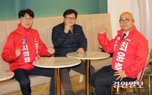 위례신도시, 미사강변도시, 감일신도시 등 하남시 3대 신도시의 전·현직 총연합회(시민연합) 전·현직 회장(대표)들이 6·3 지방선거에 도전장을 내밀었다. 사진 왼쪽부터 정경섭 전 미사강변총연합회 회장, 김광석 위례신도시 시민연합 대표, 최윤호 전 감일신도시총연합회 회장이 선전을 다짐하고 있다. 2026.3.27 하남/문성호기자 moon23@kyeongin.com