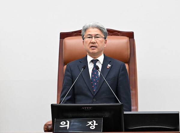 27일 제447회 임시회 폐회사를 하고 있는 이상봉 의장.