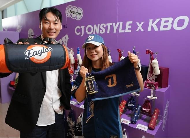 지난 26일 서울 잠실 롯데호텔 월드에서 열린 '2026 신한 SOL KBO리그 미디어데이&팬페스트' 현장에서 CJ온스타일 관계자가 굿즈를 소개하고 있다./사진=CJ온스타일