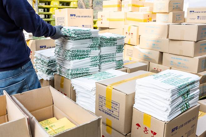 수원특례시 자원순환센터에서 직원이 종량제봉투 비축 물량을 점검하고 있다.(사진제공=수원특례시)