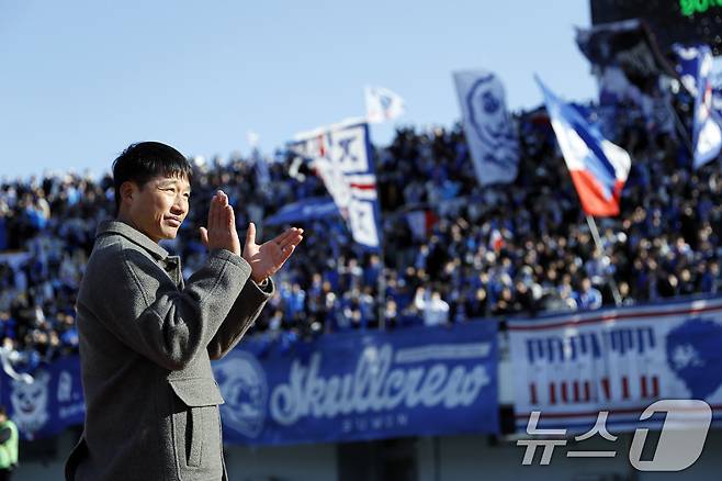 7일 오후 경기도 파주시 금릉동 파주 스타디움에서 열린 하나은행 K리그2 2026 2라운드 파주 프런티어 FC와 수원삼성블루윙즈의 경기에서 1대 0으로 승리한 수원 이정효 감독이 서포터즈의 응원에 박수를 보내고 있다. 2026.3.7 ⓒ 뉴스1 박정호 기자