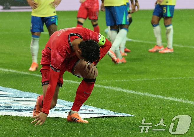 브라질전에서 아쉬워하는 손흥민. 2025.10.10 ⓒ 뉴스1 장수영 기자