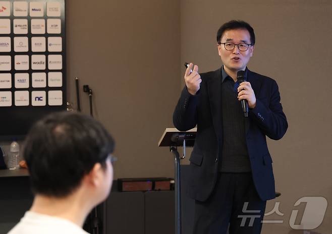 조쌍구 스템엑소원 대표가 27일 경기 성남시 분당구 판교스타트업캠퍼스에서 열린 '반려동물 산업 육성 협의회 제19회 IR(기업설명회) 데이'에서 반려동물 줄기세포 엑소좀 기반 재생치료 기술을 발표하고 있다. 2026.3.27 ⓒ 뉴스1 김영운 기자