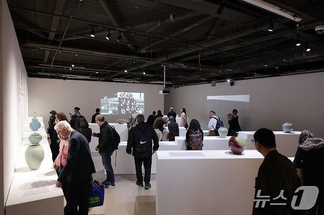 영국 런던에서 26일 개최된 특별전 '이천 그리고 그 너머 : 형태 안의 공간'(Icheon and Beyond : The Space Within Form)을 관람하고 있는 방문객들 모습.(이천시 제공)