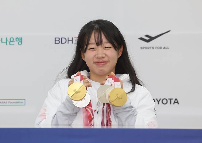 처음 출전한 2026 밀라노·코르티나담페초 동계 패럴림픽에서 5개 메달을 거머쥐며 한국 장애인 체육의 ‘간판스타’로 거듭난 김윤지가 26일 서울 송파구 올림픽회관에서 열린 대한민국 선수단 MVP 기자회견에서 포즈를 취하고 있다. 사진 | 올림픽회관=연합뉴스