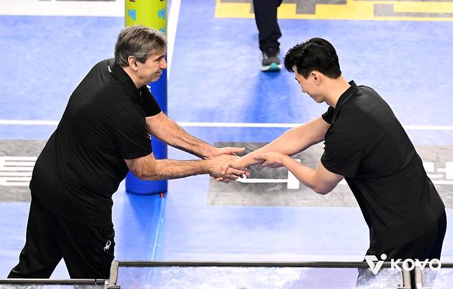 현대캐피탈 필립 블랑(왼쪽) 감독과 우리카드 박철우 감독 대행. 사진 | 한국배구연맹