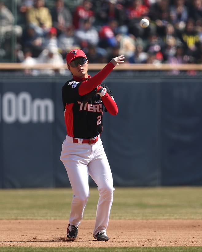 KIA 박민이 21일 잠실구장에서 열린 2026 KBO리그 시범경기 두산전에 3루수로 출전해 땅볼을 처리하고 있다. 사진 | KIA 타이거즈