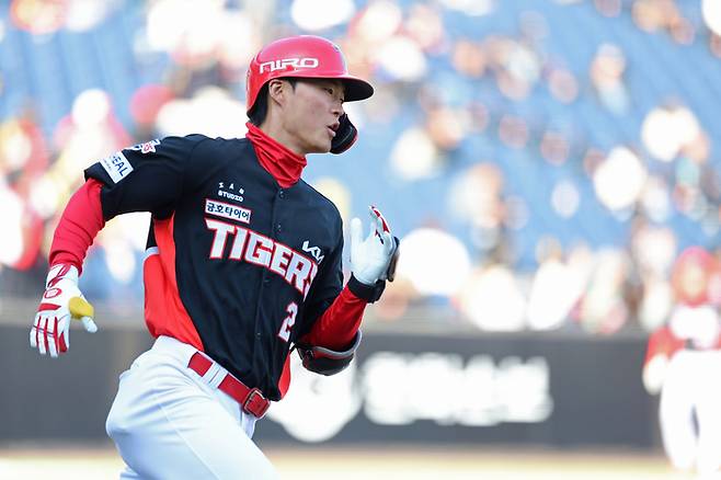 KIA 박민이 19일 대전 한화생명 볼파크에서 열린 2026 KBO리그 시범경기 한화전에 9회 솔로 홈런을 때리고 있다. 사진 | KIA 타이거즈