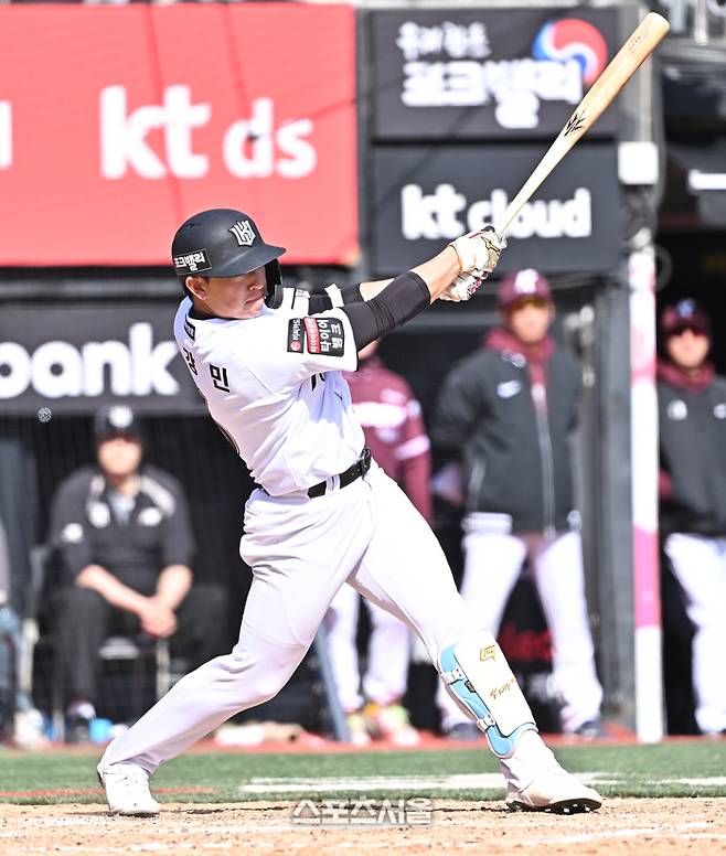 KT 이강민이 19일 수원 KT위즈파크에서 열린 키움과 시범경기 7회말 1사 키움 투수 유토를 상대로 안타를 치고 있다. 수원 | 박진업 기자 upandup@sportsseoul.com