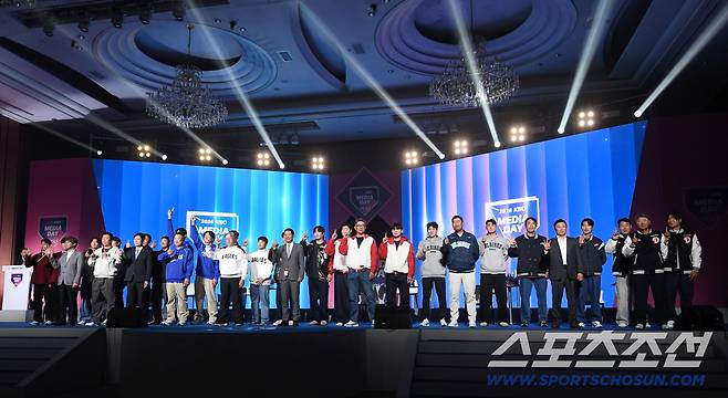 26일 롯데호텔월드에서 열린 KBO리그 미디어데이&팬페스트. 포즈를 취하고 있는 각 팀 감독과 대표 선수들. 잠실=송정헌 기자songs@sportschosun.com/2026.03.26/