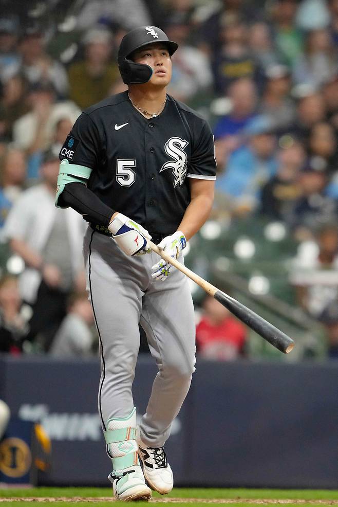 시카고 화이트삭스의 일본인 타자 무라카미가 27일 밀워키 브루어스와 메이저리그 개막전 9회 1점 홈런을 치고 타구 방향을 바라보고 있다. AFP연합뉴스