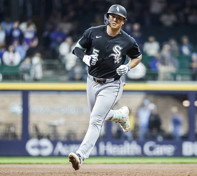 Chicago White Sox first baseman Munetaka Murakami runs the bases after hitting a home run in the ninth inning of the MLB game between the Chicago White Sox and the Milwaukee Brewers at American Family Field in Milwaukee, Wisconsin on Thursday, March 26, 2026. The game is the home opener for the Brewers. The Brewers defeated the White Sox 14-2. Photo by Tannen Maury/UPI
<저작권자(c) 연합뉴스, 무단 전재-재배포, AI 학습 및 활용 금지>