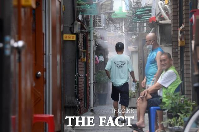 정부가 늘어나는 정신질환, 자살에 대응하기 예방, 치료, 회복, 중독·자살 대응 등 전주기 대응에 나선다. 아동과 청소년 전문 상담원을 모든 학교에 배치하고, 권역정신응급센터를 전국으로 확대한다. 치료 이후 재활서비스를 통합돌봄과 연계해 사후 관리를 강화하고, 자살 유가족 지원을 늘린다. 정부는 27일 건강증진정책심의위원회 심의를 거쳐 몸과 마음이 함께 건강한 사회를 목표로 하는 '제3차 정신건강복지기본계획(2026~2030)'을 확정·발표했다. 사진은 2023년 8월 3일 오전 서울 종로구 돈의동 쪽방촌 골목의 노인들. /서예원 기자