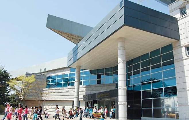 다음달 1일 개관 80주년을 맞는 인천시립박물관의 과거와 현재. 위쪽 사진은 1950년대 인천 중구 옛 제물포구락부 건물에 입주했을 때 모습이다. 1990년 현재 위치로 이전했다. /인천시립박물관