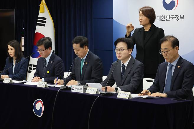 김정관 산업통상부 장관이 26일 서울 종로구 정부서울청사에서 열린 비상경제 점검회의 관련 관계부처 합동브리핑에서 발언하고 있다. 왼쪽부터 김진아 외교부 2차관, 김성환 기후에너지환경부 장관, 구윤철 부총리 겸 재정경제부 장관, 김정관 장관, 김윤덕 국토교통부 장관. /연합뉴스