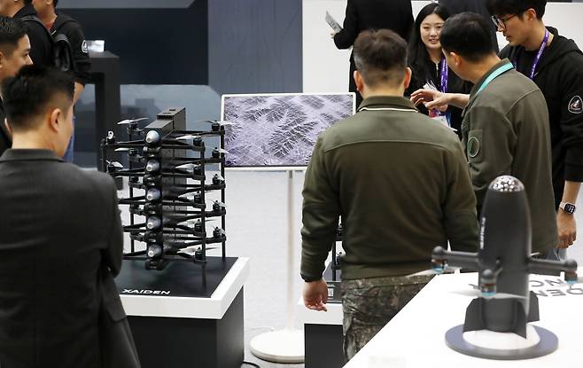 니어스랩이 'DSK 2025(드론쇼코리아)'에서 선보인 군집 자율비행 공격 드론 'XAiDEN'과 고속 요격 AI 드론 'KAiDEN'. /뉴스1