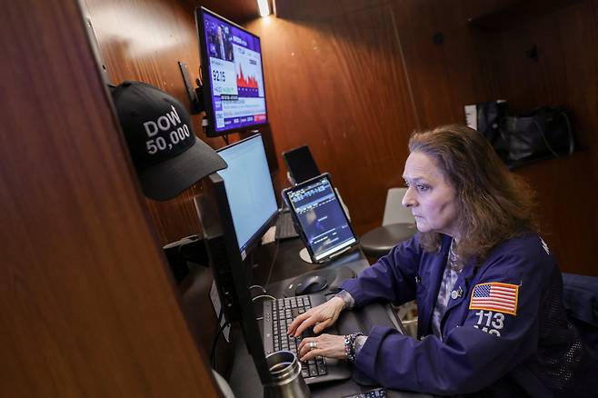 24일 미국 뉴욕 증권거래소(NYSE) 현장에서 트레이더가 작업하고 있다. /연합뉴스