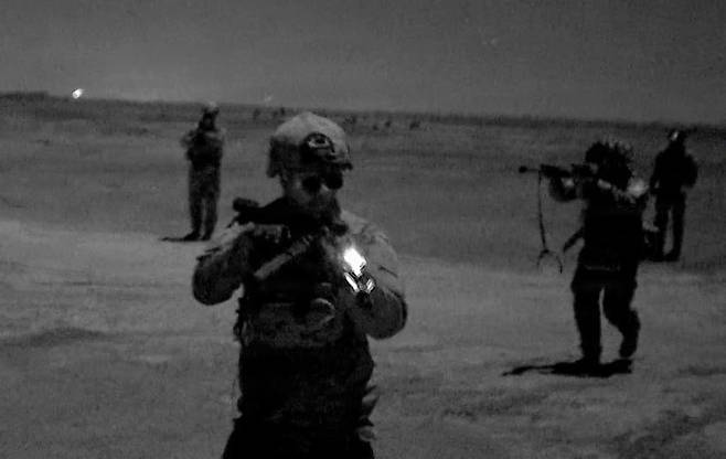 미국 육군 제82공수사단 제3여단전투단 소속 공수부대원들이 2026년 1월 28일 미국 노스캐롤라이나주 포트 브래그에서 진행된 ‘팬서 애벌랜치(Panther Avalanche)’ 훈련 중 합동 강제진입작전(joint forcible entry)을 위해 홀랜드 낙하지대(Holland drop zone)에 강하하고 있다. 팬서 애벌랜치는 제3여단이 18시간 이내 전 세계 어디든 전개할 수 있는 능력을 입증하는 훈련으로, 미 육군 즉각대응군(Immediate Response Force)으로서 사단의 임무 수행 능력을 유지하는 데 목적이 있다. 미국 육군 제공