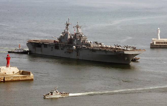 미국 해군의 강습상륙함 ‘복서함’(USS BOXER, LHD-4)이 2024년 8월 9일 오후 부산 남구 해군작전사령부 부산작전기지에 입항하고 있다. 뉴스1