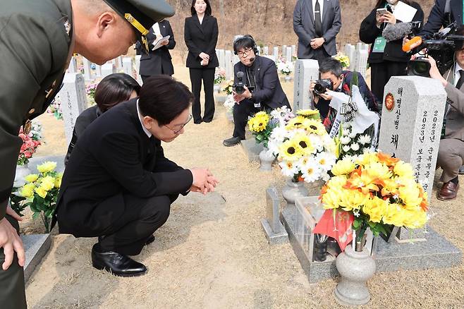 이재명 대통령과 김혜경 여사가 27일 대전 국립대전현충원에서 고 채수근 상병 묘역을 참배하고 있다. 뉴스1