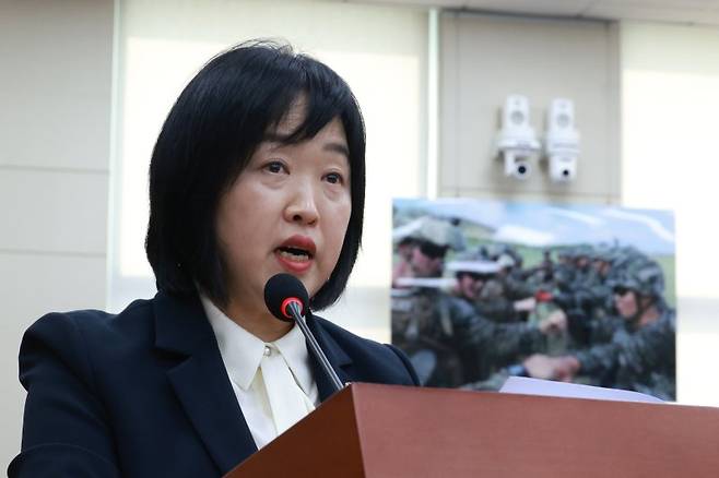 홍소영 병무청장이 17일 서울 여의도 국회에서 열린 국방위원회 전체회의에서 업무보고를 하고 있다. 뉴시스