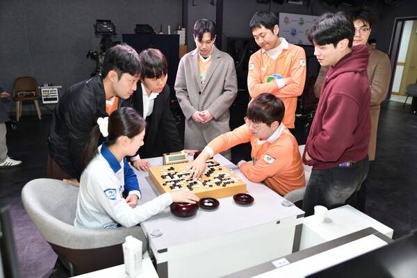 원익의 김은지 9단(왼쪽)이 27일 밤 열린 KB국민은행 바둑리그 챔피언결정전 1차전 5국 승리 뒤 고려아연의 류민형 9단과 복기하고 있다. 한국기원 제공
