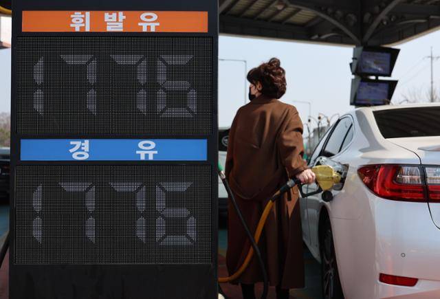 26일 서울 서초구 경부고속도로 만남의광장 주유소에 1,700원대 유가 정보가 표시돼 있다. 뉴시스