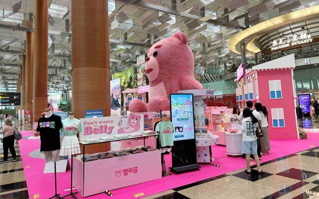 세계적 허브공항인 싱가포르 창이공항에서 글로벌 팬과 만나는 롯데홈쇼핑 벨리곰 캐릭터.