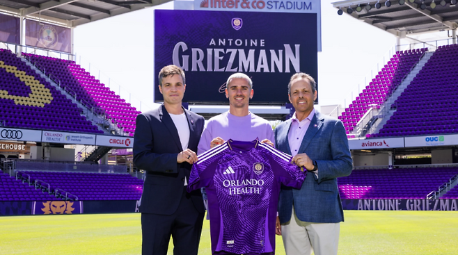 MLS 올랜도 시티와 계약한 그리즈만(가운데). 사진=올랜도 시티