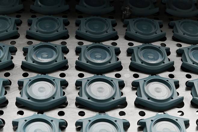 하이테크 세라믹 케이스 제조 과정. 스위스 라쇼드퐁에 위치한 공장에서 직접 만든다. 사진 샤넬 워치