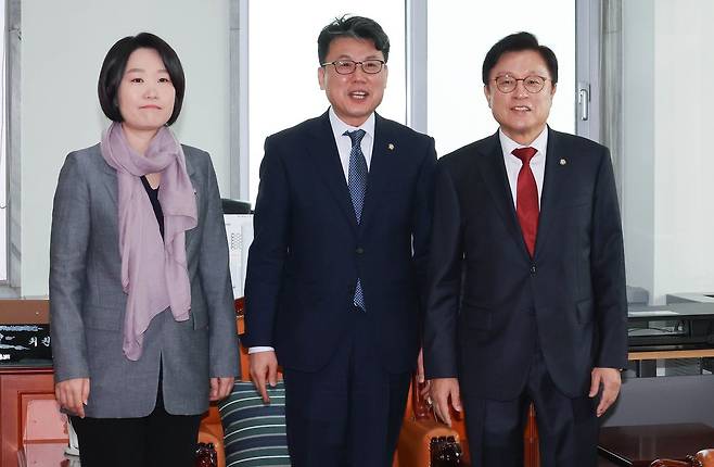 국회 예산결산특별위원회 진성준 위원장(가운데)과 이소영 더불어민주당 간사, 박형수 국민의힘 간사가 27일 국회 예결위원장실에서 추경 심사 일정을 협의하기 전 기념촬영하고 있다. 임현동 기자