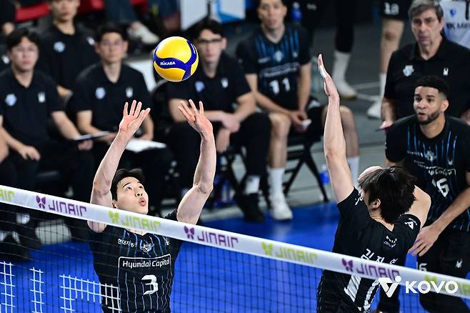 27일 천안 유관순체육관에서 열린 우리카드와의 PO 1차전에서 김진영(오른쪽)과 속공을 합작하는 현대캐피탈 세터 황승빈. 사진 한국배구연맹