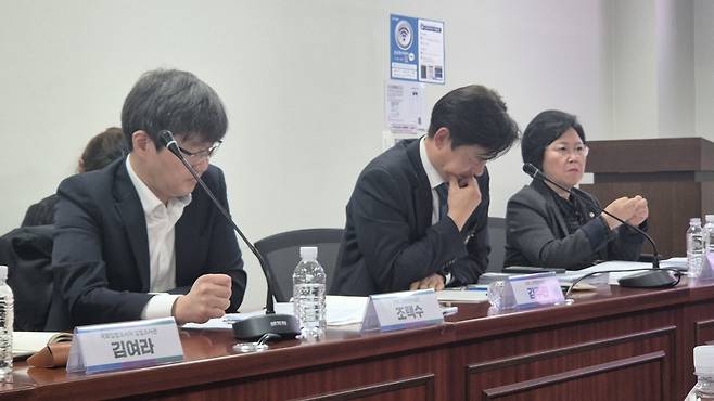 김현 더불어민주당 의원 주최 '보편적 시청권 제도 개선 토론회'에 참석한 조택수 JTBC 정책협력실장(왼쪽), 김주만 MBC 정책협력국장. /박지은 기자