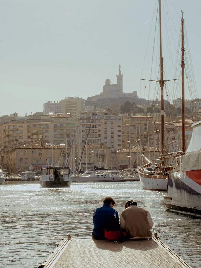 비유포트에 앉아 따스한 햇살을 즐기는 사람들. ⓒ서숨