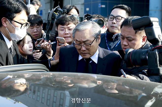 14명의 사망자가 발생한 대전 안전공업 화재 참사 현장에서 손주환 안전공업 대표가 참사 관련 압수수색 중인 건물을 나서고 있다. 대전|문재원 기자