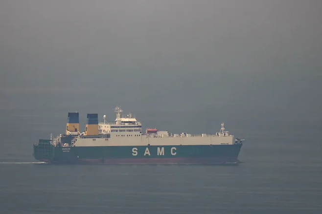 지난 15일(현지시간) 호르무즈 해협을 향하는 화물선이 페르시아만을 항해하고 있다. AP연합뉴스