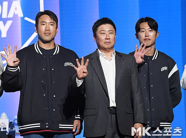 ‘2026 KBO 미디어데이’가 26일 서울 송파구 롯데호텔 월드에서 진행됐다. 롯데 전준우, 김태형 감독, 전민재가 미디어데이에 참석하고 있다. 사진(잠실 서울)=천정환 기자