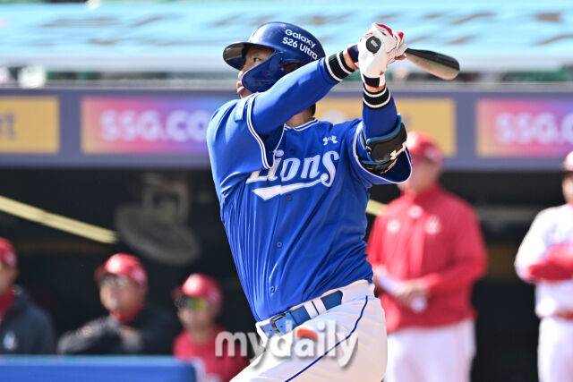 17일 인천 SSG랜더스필드에서 열린 '2026 신한 SOL BANK KBO리그' SSG 랜더스와 삼성 라이온즈 시범경기. 삼성 강민호가 7회초 첫 타자로 나와 안타를 치고 있다./마이데일리