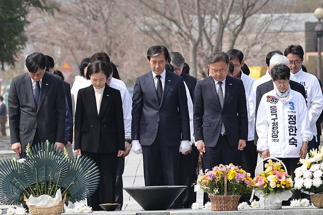 조국 조국혁신당 대표와 신장식 등 의원들 및 지방선거 출마자들이 27일 경남 김해 봉하마을을 찾아 고(故) 노무현 전 대통령 묘역을 참배하고 있다. 조국혁신당 제공