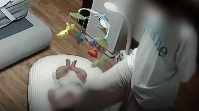 전남 여수에서 30대 부부가 생후 4개월 아들을 학대해 숨지게 한 사건. SBS ‘그것이 알고 싶다’에서 학대 정황이 담긴 홈캠 영상이 일부 공개됐다. 자료 : SBS ‘그것이 알고 싶다’