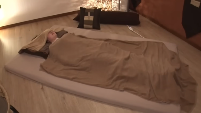 일본에서 ‘유료 낮잠 서비스’가 직장인들의 폭발적인 반응을 얻고 있다. 마사지숍에서 ‘헤드스파+낮잠’ 코스를 이용하는 여성의 모습. TV아사히 캡처