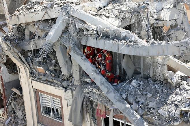 27일(현지시간) 이란 테헤란 남부에서 소방관들이 파손된 주택 진화 작업을 벌이고 있다. 지난달 28일 새벽부터 이란 전역 여러 지역을 대상으로 한 미국과 이스라엘의 합동 군사 작전이 이어지고 있다. 2026.3.27 EPA 연합뉴스