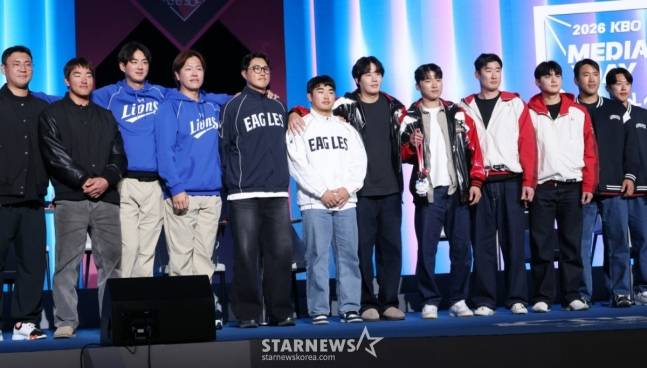 '2026 신한 SOL KBO 리그 미디어데이&팬페스트'가 26일 서울 잠실 롯데호텔 월드에서 열렸다. 10개 구단 선수들이 포즈를 취하고 있다. LG 박해민·임찬규, 한화 채은성·문현빈, SSG 오태곤·조병현, 삼성 구자욱·강민호, NC 박민우·김주원, KT 장성우·안현민, 롯데 전준우·전민재, KIA 나성범·양현종, 두산 양의지·곽빈, 키움 임지열·하영민 등 10개 구단 감독과 대표 선수들이 참석했다. /사진=김진경 대기자