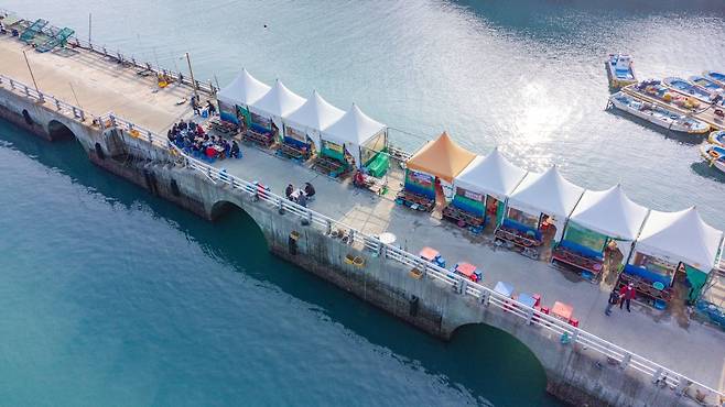 홍도 1구 선착장에는 명물 해녀포차가 줄지어 서 있다