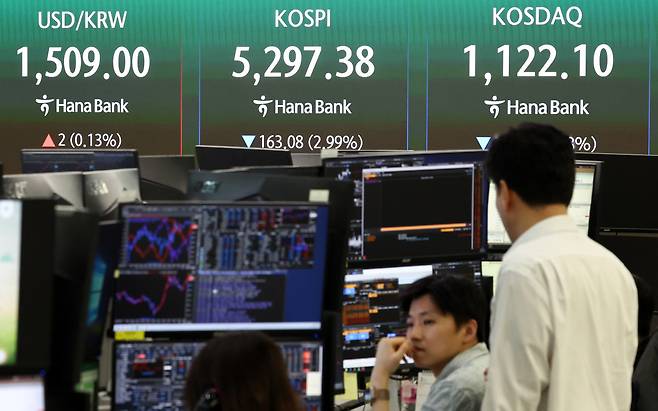 삼성전자와 SK하이닉스 주가가 이틀째 급락하며 3월 27일 코스피는 장중 5300 선 아래로 떨어졌다. 뉴스1