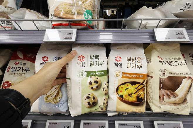 지난 2월 20일 서울의 한 대형마트 밀가루 판매대에서 한 소비자가 CJ제일제당의 밀가루를 집어들고 있다. 연합뉴스